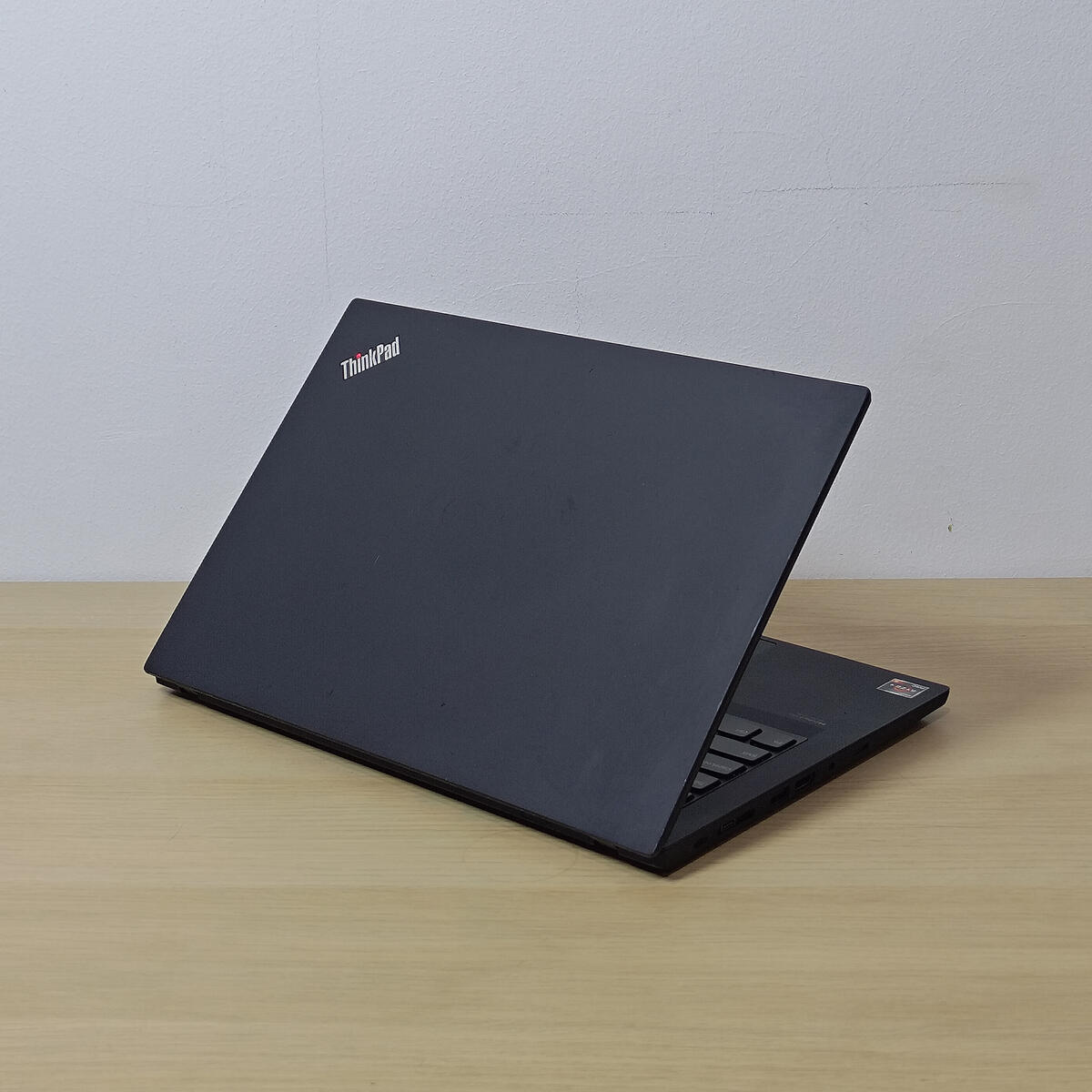 Lenovo Thinkpad T14G2 Belakang Kiri Lenovo Thinkpad T14G2 Belakang Kiri Butik Laptop