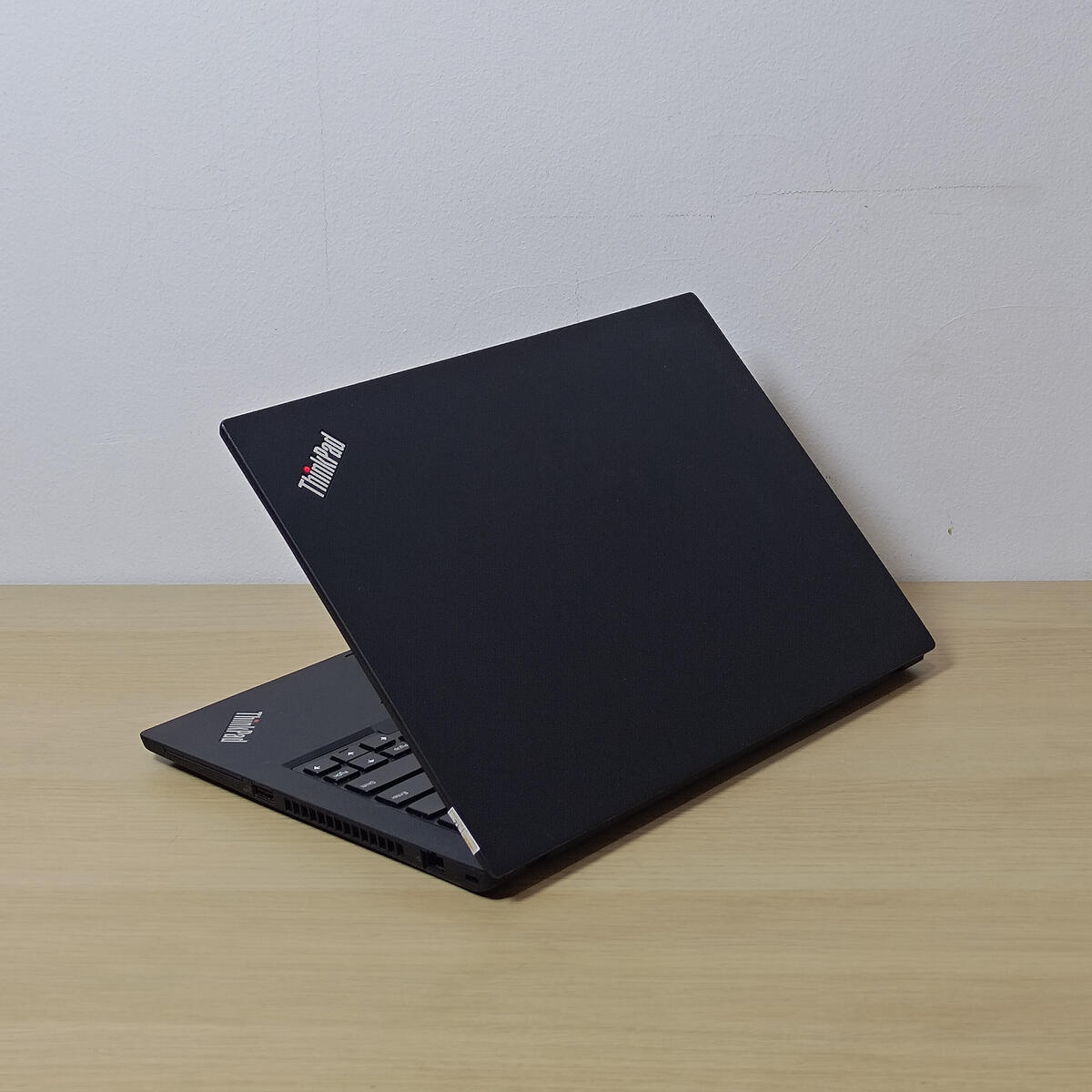 Lenovo Thinkpad T14G2 Belakang Kanan Lenovo Thinkpad T14G2 Belakang Kanan Butik Laptop