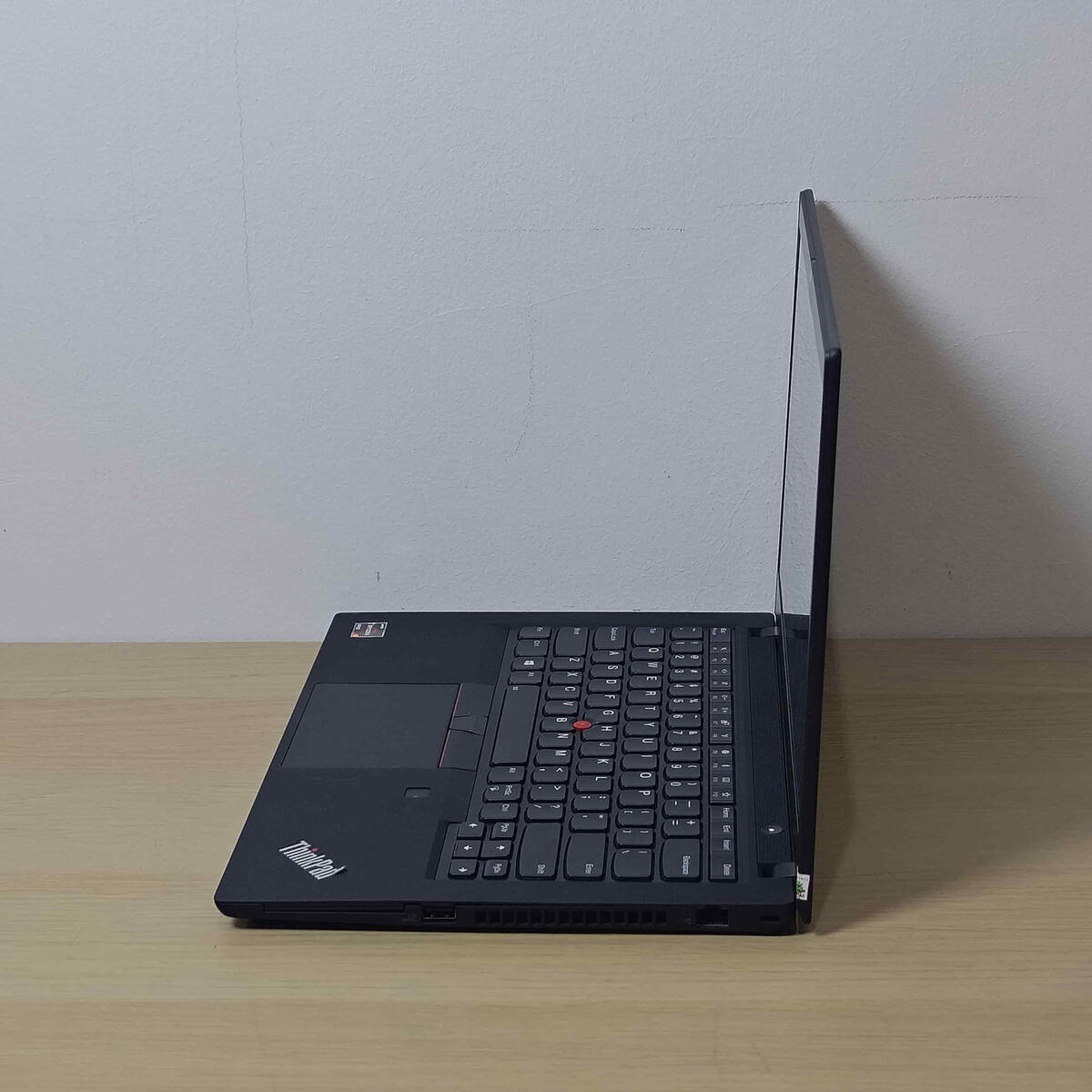 Lenovo Thinkpad T14G2 Samping Kiri Lenovo Thinkpad T14G2 Samping Kiri Butik Laptop