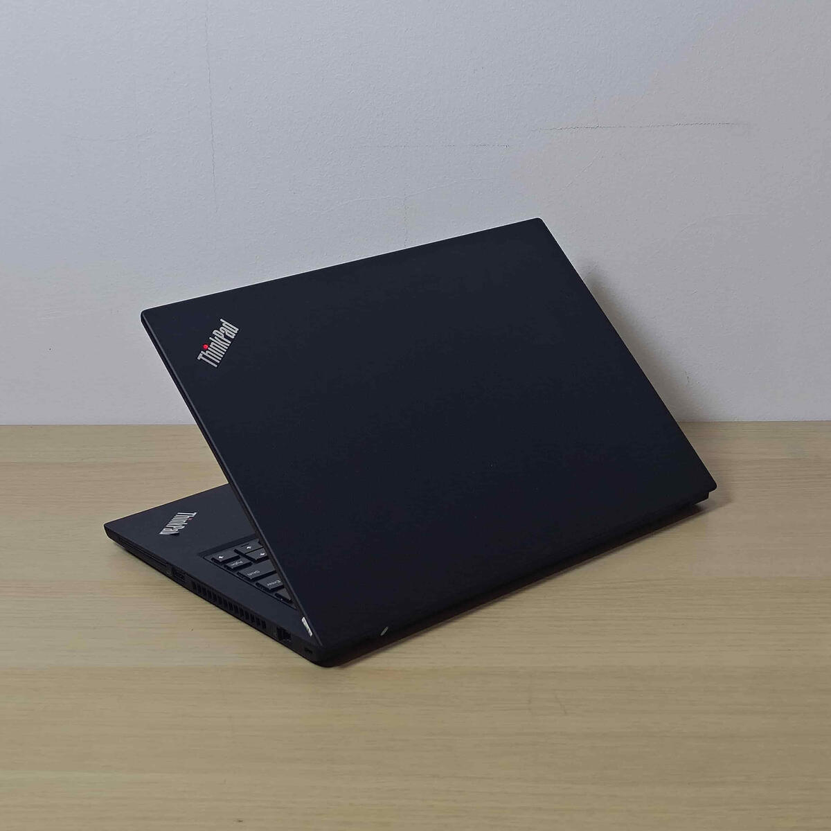 Lenovo Thinkpad T14G2 Belakang Kanan Lenovo Thinkpad T14G2 Belakang Kanan Butik Laptop